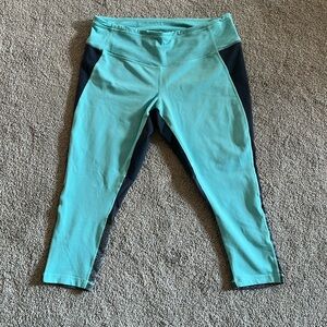 Zella Capri Crop Leggings Size Large Mint Green and Gray Breathable Yoga Pocket